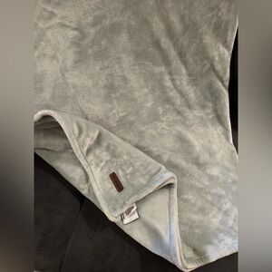 EUC Columbia Super Soft Plush Throw 50”x 60”